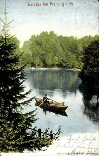 Ak Freiburg im Breisgau, Mann in einem Boot auf einem See im Wald