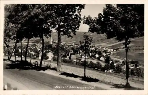 Ak Oberwiesenthal im Erzgebirge, Blick auf  eine Stadt im Erzgebirge mit Kirche, Häusern und B...
