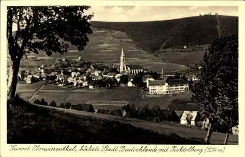Ak Oberwiesenthal im Erzgebirge, Gesamtansicht, Fichtelberg im Hintergrund