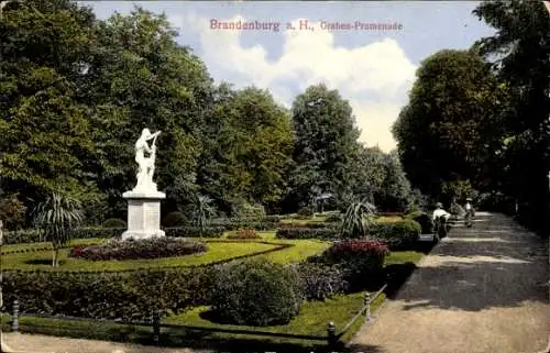 Ak Brandenburg an der Havel, Auf der Vorderseite ist ein Park mit einer Statue und Bäumen zu s...