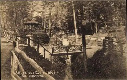 Ak Eberswalde im Kreis Barnim, Am Wasserfall, Gasthaus, Kanalpartie