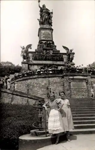 Foto Ak Rüdesheim am Rhein, Zwei Frauen vor dem Niederwald Nationaldenkmal