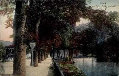 Ak Zittau in Sachsen, Baumallee entlang Teichpromenade, Bäume mit Herbstlaub, Wasser, Gehweg, ...