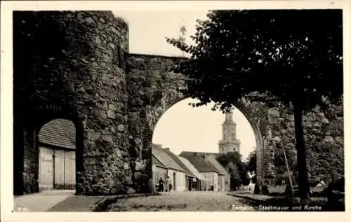 Ak Templin im Kreis Uckermark, Stadtmauer und Kirche