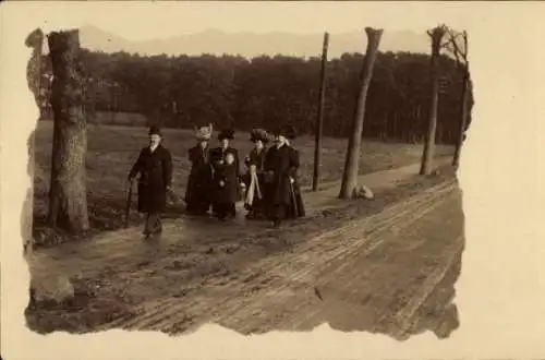 Foto Ak Berlin Zehlendorf Wannsee Beelitzhof, Familie beim Spaziergang