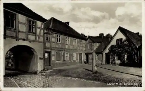 Ak Łagów Lagow Neumark Ostbrandenburg, Lagow N.-M. Berliner Tor, Fachwerkhäuser, gepflasterte ...