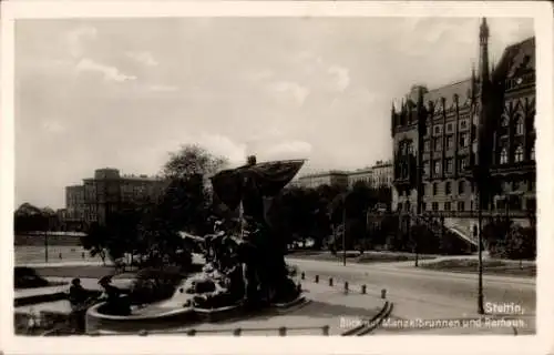 Ak Szczecin Stettin Pommern, Blick auf Manzelbrunnen, Rathaus, historische Architektur, Grünfl...