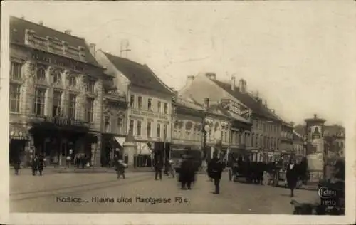 Ak Košice Kassa Kaschau Slowakei, Hauptgasse mit historischen Gebäuden, Straßenansicht, Verkeh...