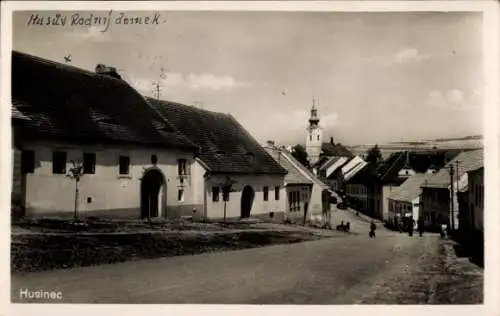 Ak Husinec u Netolic Hussinetz Südböhmen, Hu suv Rodný domek,  Straße, Häuser, Kirche