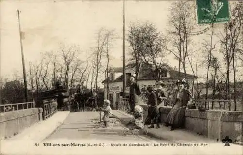 Ak Villiers sur Marne Val de Marne, Brücke mit Kindern und Erwachsenen, Bahnhof im Hintergrund...