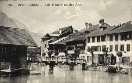 Ak Interlaken Kanton Bern Schweiz, Alte Häuser, Aare, Holzbrücke