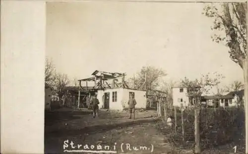 Foto Ak Străoane Rumänien, zerstörtes Haus, Soldaten