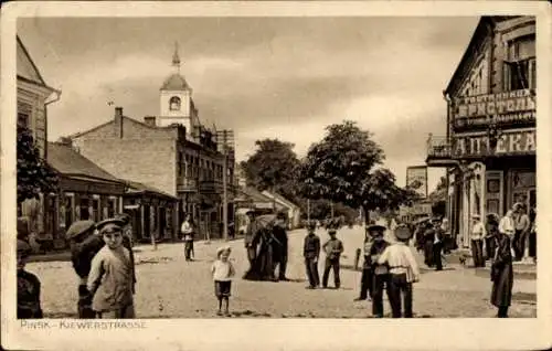 Ak Pinsk Weißrussland, Apotheke, Anwohner, Kirche