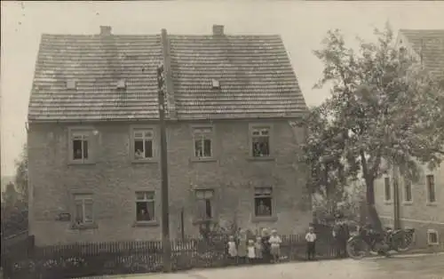 Ak Moritzburg in Sachsen, Haus mit Fenstern, Kinder in weißen Kleidern, Baum, Fahrrad