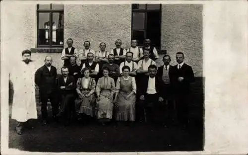 Ak Hamburg Nord Eppendorf, Anscharhöhe, Gruppenfoto von Männern und Frauen, historische Kleidu...