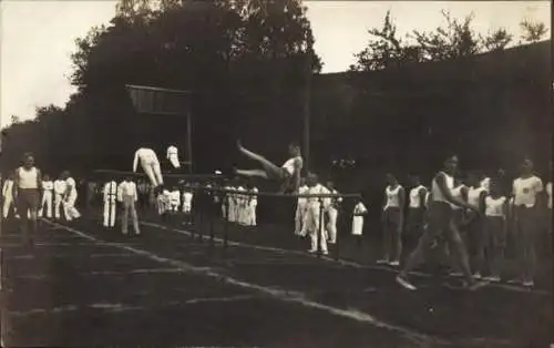 Foto Lunzenau in Sachsen, Turner auf dem Sportplatz