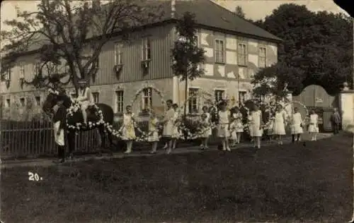 Foto Ak Lichtenberg im Erzgebirge, Mädchengruppe mit Blumenschmuck