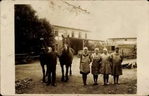 Foto Ak Lichtenberg im Erzgebirge, Bäuerinnen, Mann mit zwei Pferden