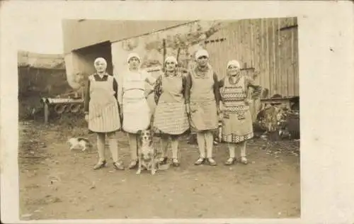 Foto Ak Lichtenberg im Erzgebirge, Gruppenbild, Bäuerinnen, Hund