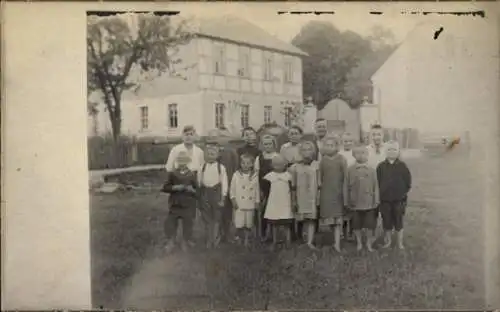 Foto Ak Lichtenberg im Erzgebirge, Gruppenbild, Kinder, Frau, Mann