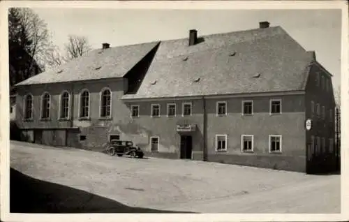 Ak Mildenau im Erzgebirge, Gebäude mit Fensterfront, PKW, Schieferdach, ländliche Szenerie