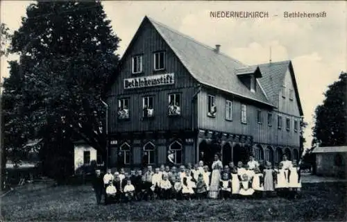 Ak Niederneukirch Neukirch in der Lausitz,  Bethlehemstift, Kindergruppe