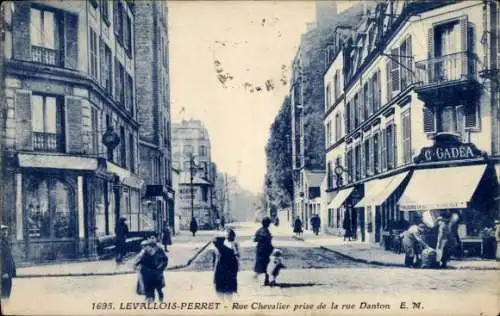 CPA Levallois-Perret-Hauts-de-Seine, Rue Chevalier prise de la rue Danton