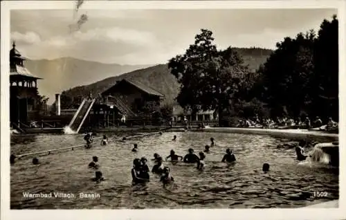 Ak Villach in Kärnten, Schwimmbad, Menschen im Wasser, Rutsche, Natur, Berge im Hintergrund