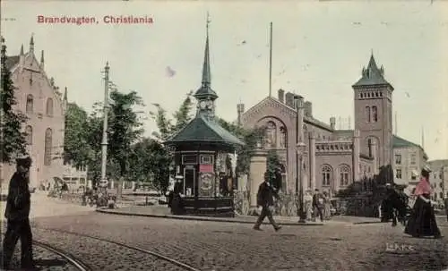 Ak Christiania Oslo Norwegen, Brandvagten, historische Gebäude, Straßenbahn, Menschen