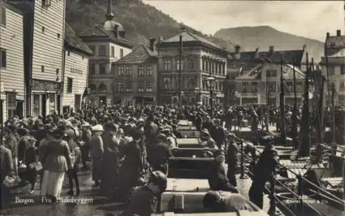 Ak Bergen Norwegen, Menschenmenge am Fischmarkt, historische Gebäude, typische norwegische Arc...