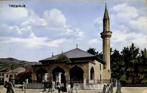 Ak Trebinje Bosnien Herzegowina, Moschee, Menschen, blauer Himmel, Bäume, Wolken