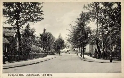 Ak Hengelo Overijssel Niederlande, Stadtansicht, Julianalaan, Tuindorp, Bäume, Straßenansicht