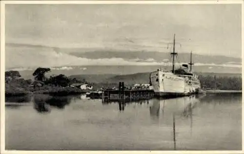 Ak Kribi Kamerun, Motorschiff Pionier an der Tiko-Brücke, ruhige Wasseroberfläche