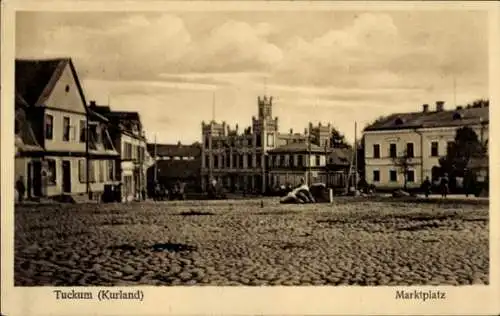 Ak Tukums Tuckum Lettland, Marktplatz, Kurland, historische Gebäude, Pflastersteine, Wolken