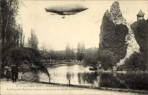 Ak Paris XIX Buttes Chaumont , Luftschiff über dem See, Buttes Chaumont, Parkszene, historisch...