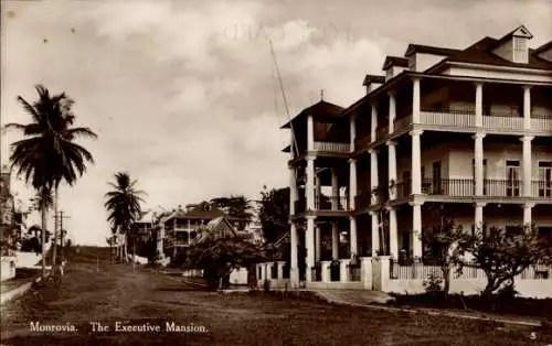 Ak Monrovia Liberia, Monrovia, Executive Mansion, Palmen, Straßenansicht