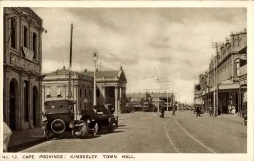 Ak Kimberley Südafrika, Stadtansicht von  Town Hall, alte Autos, historische Atmosphäre