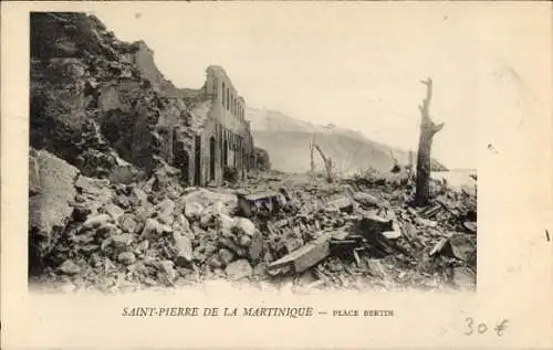 Ak Saint Pierre Martinique, Zerstörte Häuser, Trümmerlandschaft, erdrückte Bäume