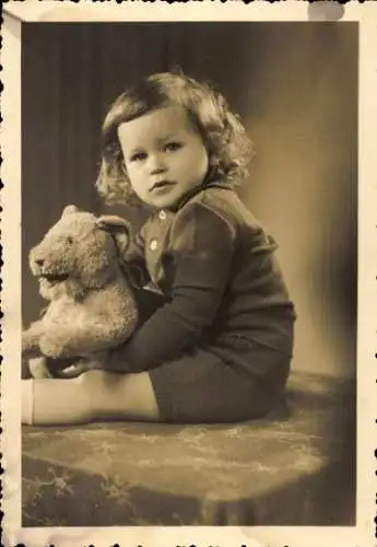 Foto Mädchen und Teddy, Porträt, Spielzeug