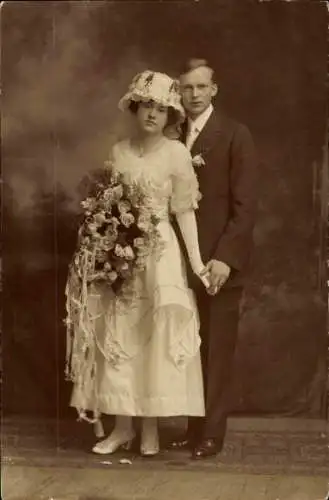 Foto Brautpaar, Frau in weißem Kleid, Blumenstrauß