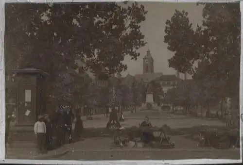 Original Foto Schweinfurt, Marktplatz mit Friedrich-Rückert-Denkmal und Kirche, um 1900