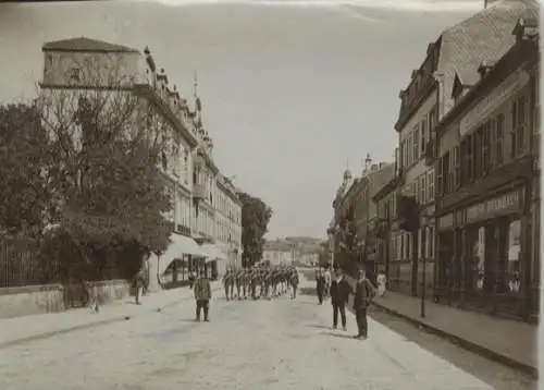 Original Foto Saarburg in Lothringen, Französische Vorstadt, Soldaten in Uniform, um 1900