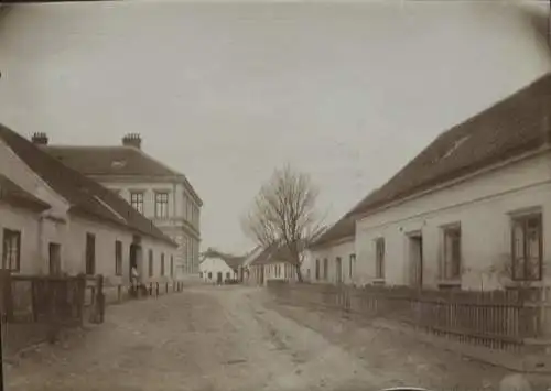 Original Foto Schrattenberg in Niederösterreich, Straße mit Schule und Wohnhäusern, um 1900