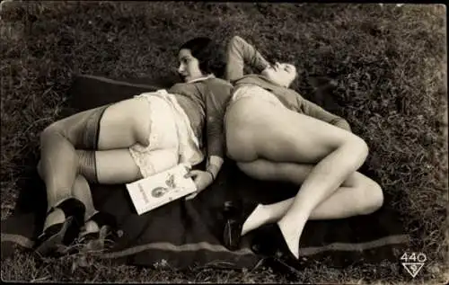 Foto Ak Erotik, zwei Frauen auf einer Decke auf einer Wiese liegend, Po, Unterhose, Strümpfe