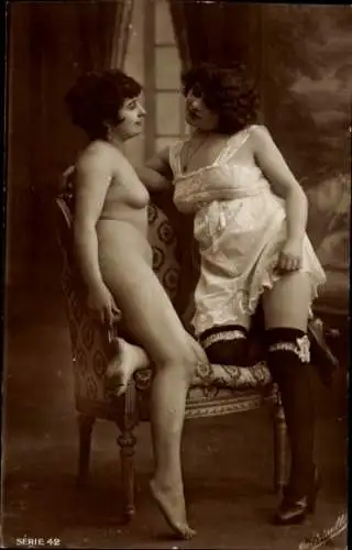 Ak Nackte Frau und Frau in Unterwäsche, Busen