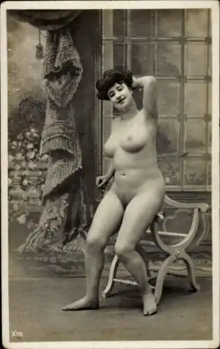 Ak Frauenakt, auf einer Stuhllehne sitzend