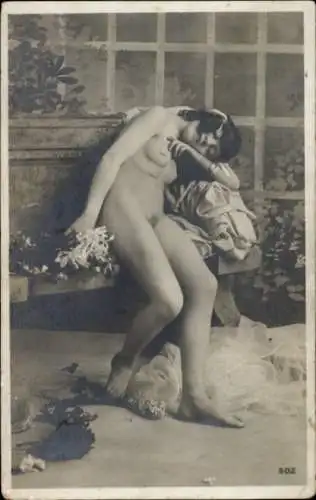 Ak sitzender Frauenakt, auf einer Steinbank, Blumen