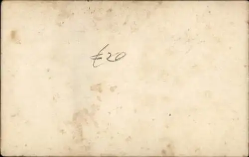 Ak sitzender Frauenakt, auf einer Steinbank, Blumen