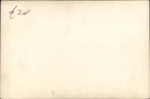 Ak Frauenakt, auf einem Sofa sitzend