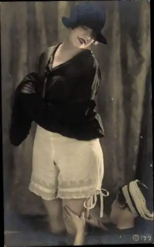 Foto Ak Junge Frau in Unterhose, Dienstmädchen, Wyndham 1928